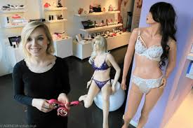 Czego warszawiacy szukają w sex shopach? Obskurne budy z erotyką są dziś  wypierane przez salony zmysłów