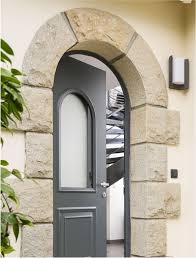 Dormant de 65 mm et 51 mm d'encombrement dans le passage, fixation invisible. Porte Effet Cintre Entree Maison Porte Entree Maison Porte Entree Pvc