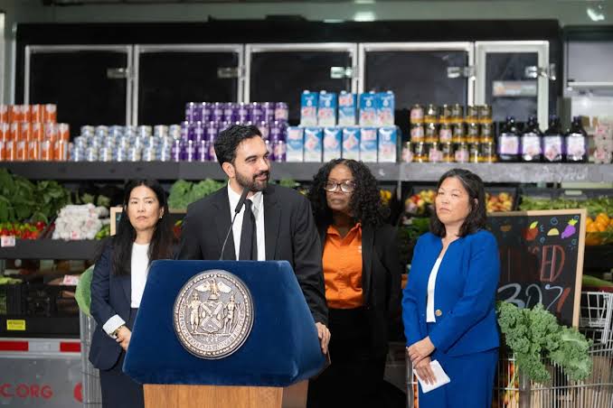 Mamdani anuncia supermercados municipales con descuentos del 30 % en alimentos básicos - Yahoo Noticias