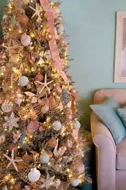 A beach christmas means sand, warmth and sun, and what decorations can you choose for a coastal christmas? Follow The Yellow Brick Home Simple Chic And Classy Coastal Christmas Decor Beach Christmas