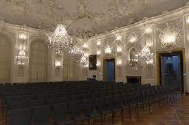 In der residenz würzburg sind neben der hofkirche mit ihrer prachtvollen ausstattung insgesamt 40 stilräume zu besichtigen, die eine reiche fülle von möbeln, wirkteppichen, gemälden und anderen kunstschätzen des 18. Wurzburger Residenz Barocke Pracht Am Main Welterbetour