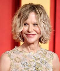 How to Get the Mom Cut, According to Hairstylists