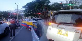 Pero al otro uribe, uribe vélez, nombrado exactamente dos meses después del asesinato de uribe senior, y a quien las murmuraciones como en otros casos donde los hechos lo entrelazan con gente del bajo mundo, uribe ha negado conocer a sus propias cuñada y. En Apoyo A Uribe Bloquean Con Vehiculos Via Del Sector La Alpujarra De Medellin Noticentro 1 Cm