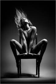Wandbild „Nackte Frau auf einem Stuhl“ von Johan Swanepoel | Posterlounge.ch