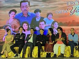 Câu chuyện tình yêu ngọt ngào giữa tổng tài có chướng ngại cảm xúc và nữ vệ sĩ đánh cận chiến. Phim Ä'á» Tai Gia Ä'inh Trá»Ÿ Vá» Giá»¯a Yeu ThÆ°Æ¡ng Len Song Vtv1