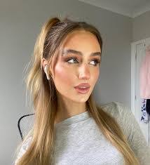 Felicity Jackson's Instagram, Twitter & Facebook