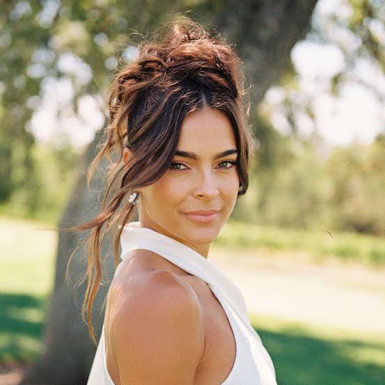 This Curly Updo Is the Wedding Hairstyle Trend of 2024