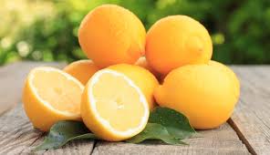 Ecco la facilissima ricetta per preparare in casa il limoncello, uno dei liquori più freschi e amati con cui concludere una cena tra amici. Ricetta Limoncello Fatto In Casa Non Sprecare