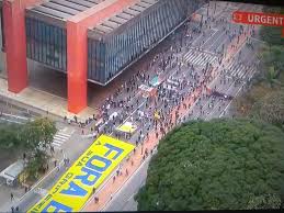 Manifestantes tomam a avenida paulista em ato contra bolsonaro e a favor da vacina a manifestação pacífica chegou a ocupar dez quarteirões da avenida, segundo a companhia de engenharia. Carlos Bolsonaro Aparece Em Armario Abandonado Na Paulista Jornalistas Livres