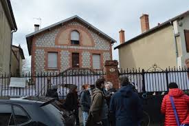 La maison de la justice et du droit est un lieu unique en drôme. Toulouse Un Octogenaire Ne Peut Plus Rentrer Dans Sa Maison Squattee Il Recoit Une Vague De Soutiens Actu Toulouse