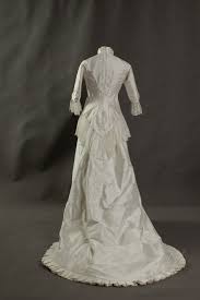 Veröffentlicht am 30.01.2018 | lesedauer: Brautkleid Hochzeitskleid Um 1880 Mit Spitzenvolants