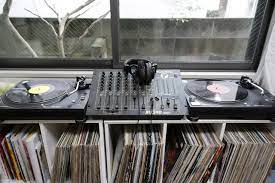 レコードとウーパールーパーを愛す タイ料理屋店長 渋谷 みんなの部屋 roomie ルーミー djブース レコード収納 レコード