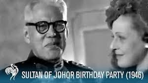 سلطان جوهر) ialah jawatan warisan dan raja pemerintah negeri johor di malaysia.pada zaman lampau, sultan memiliki kuasa mutlak dan dinasihati seorang bendahara. Sultan Of Johor Birthday Party 1946 British Pathe Youtube