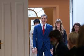 Begoña Gómez se suma al viaje de Sánchez a China tras una invitación  directa del régimen - Libertad Digital