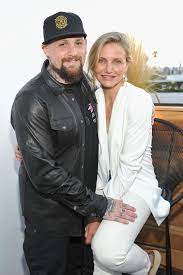 Swimming lessons are a must during the summer! Benji Madden Schwarmt Von Cameron Diaz Und Baby Raddix Gala De