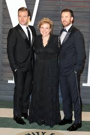Chris, who has been primarily living in massachusetts over the last 18 months while filming for the couples challenge, the brothers closed their eyes and pointed to the brother who more closely fit. Scott Evans Reacts To Brother Chris Evans Nsfw Instagram Pic Hollywood Life