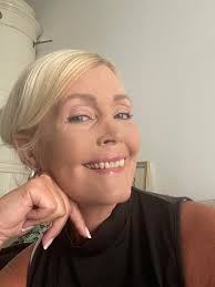 Jag är fan ett fynd 😂 Normalt och ordnat liv. Bor i Vasastan Sthlm. Less  på appar. Jobbar i kvinnodominerad miljö. Har en hel drös fantastiska  vänner som dock inte har något