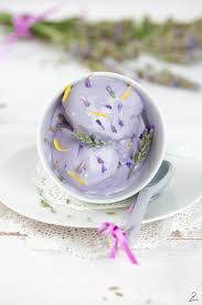 Rezept Fur Cremiges Lavendeleis Mit Gezuckerter Kondensmilch Rezept Einfacher Nachtisch Milchdessert Eis Selber Machen Rezept