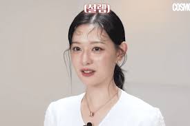 Kim Ji Won Shows Off Down-to-Earth Charm in New Cosmopolitan Korea Interview