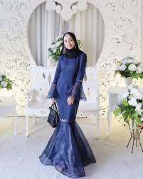 Warna navy yang mengiringi di seluruh bagian mencolok tampaknya bakal membuat anda lebih terlihat glamor. 25 Model Gaun Brokat Mewah