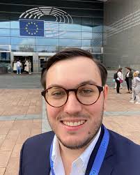 Der Verlag Table Media ist vor allem für seine @table.briefings bekannt.  Daneben fragt er für Foren Persönlichkeiten aus Politik, Wirtschaft und  Gesellschaft zu Themen an, die aktuell brisant sind. 👀 So gibt