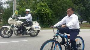 Datuk seri adnan yaakob was reported to say on nov 7 that he had surveyed cameron highlands many times by air and noticed that cameron highlands forest had been stripped bare due to excessive land clearing, whether done legally or legally. Adnan Yaakob Buat Kelainan Berbasikal Pulang Dari Pejabat