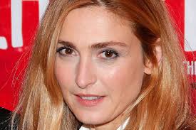 Insatisfait par son mariage avec guenièvre, il délaisse le lit conjugal et se réfugie de plus en plus souvent chez ses. Julie Gayet Et Bruno Salomone L Histoire D Amour Secrete