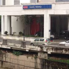 Dang wangi , malezya'nın kuala lumpur şehir merkezinde, dataran merdeka'nın kuzeyinde, bukit nanas ve medan tuanku sınırında ve gombak ve klang nehirleri koğuş, keser o bir yol dang wangi yolu ( malayca : Parkir Lrt Dang Wangi Station Kj12 Kampung Bahru 1 Tip From 103 Visitors