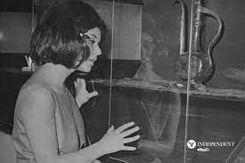 والمعروف أن نجاة هى الشقيقة الكبرى للسندريلا سعاد حسنى وتكبرها بـ 5 سنوات، وبالرغم من شهرة كلتاهن إلا أنه لا يوجد عمل فنى واحد يجمع الشقيقتان معا، ومما ترتب عليه الكثير من الشائعات للفنانة نجاة الصغيرة عن طبيعة. Ø´Ù‚ÙŠÙ‚Ø© Ø³Ø¹Ø§Ø¯ Ø­Ø³Ù†ÙŠ Ù†Ø¬Ø§Ø© Ø¹Ø·Ù„Øª Ù‚Ø¶ÙŠØ© Ø§Ù„Ù‚ØªÙ„ ÙÙŠ Ø³ÙƒÙˆØªÙ„Ø§Ù†Ø¯ ÙŠØ§Ø±Ø¯ Ù…Ø¬Ø¨Ø±Ø© Ù„Ù…ØµÙ„Ø­Ø© Ø¨Ø¹Ø¶ Ø§Ù„Ø£Ø´Ø®Ø§Øµ Ø§Ù†Ø¯Ø¨Ù†Ø¯Ù†Øª Ø¹Ø±Ø¨ÙŠØ©