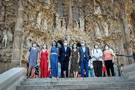 Sagrada família lights up to support various charity initiatives. Sagrada Familia Tribute To The Institutions That Have Supported Families Affected By The Socio Economic Fallout Of Covid 19 Sagrada Familia Tribute To The Institutions That Have Supported Families Affected By The Socio Economic