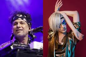 He has a sister named lisa. El Duro Cruce Entre Benito Cerati Y Andres Calamaro En Twitter
