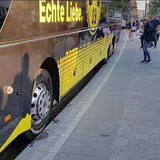 Der dortmunder tross saß komplett im bus, war abfahrbereit, musste aber in welcher situation befand sich der bvb gestern ? Borussia Dortmund Mannschaftsbus Bleibt Im Freiburger Bachle Stecken