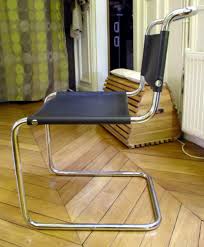 L'assise et le dossier sont en cuir d'origine, de couleur noir. Chaise Suspendue Bauhaus En Cuir B33 De Breuer Noir Marcel Breuer