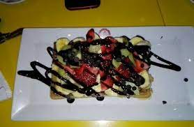 Üzerinde erimiş çikolata (pralin), krem şanti ve taze meyveler ile servis yapılan waffle, belçika'da brüksel usulü olarak adlandırılır. Bruksel Waffle Picture Of Kahve Modasi Denizli Tripadvisor