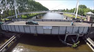Het is voor fietsers de snelste verbinding tussen de wijken de hunze en beijum met de binnenstad. Gerrit Krol Brug Groningen Youtube