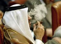 وكان موسى ذكر في كتابه أنه انفعل وغضب بعد طرح موضوع عودة المفتشين لصدام حسين. ÙˆØ²ÙŠØ± Ø®Ø§Ø±Ø¬ÙŠØ© Ù‚Ø·Ø± Ø§Ù„Ø´ÙŠØ® Ø­Ù…Ø¯ Ø¨Ù† Ø¬Ø§Ø³Ù… ÙŠØ¯Ø®Ù† Ø§Ù„Ø³ÙŠØ¬Ø§Ø± Ø®Ù„Ø§Ù„ Ø§Ù„Ø¬Ù„Ø³Ø© Ø§Ù„Ø§ÙØªØªØ§Ø­ÙŠØ© Ù„Ø§Ø¬ØªÙ…Ø§Ø¹ Ø§Ù„Ù‚Ø§Ù‡Ø±Ø©