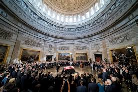 As portas do capitólio, como é conhecido o prédio. Mike Pence E Outros Politicos Homenageiam John Mccain No Capitolio Dos Eua Mundo G1