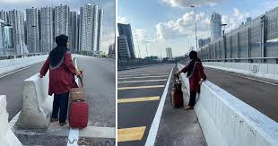 Johor bahru (also johor baru or johore baharu, but universally called jb) is the state capital of johor in southern peninsular malaysia, just across the causeway from singapore. S Porean Woman 66 Walks From Jb To S Pore To Care For Ill Husband After M Sia Lockdown Mothership Sg News From Singapore Asia And Around The World