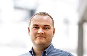 Ersthelfer stehen Unfallopfern zur Seite