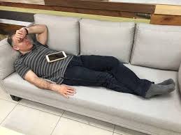 Foto Ketiduran Nyaman Di Sofa Pria Ini Jadi Bahan Meme Kocak M Kapanlagi Com