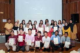 Kejuruteraan dari aspek bahasa dan istilah kejuruteraan termasuk dalam bidang sains gunaan (applied science) yang berkaitan dengan teori asas dengan mereka bentuk sesuatu hasil keperluan dan kegunaan yang boleh memberi khidmat. Apresiasi Asper Hargai Kecemerlangan Warga Asasi Universiti Putra Malaysia