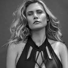 Shelly Bicknese's Instagram, Twitter & Facebook