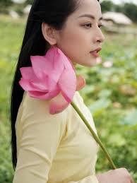 Chi Pu ra MV Cung Đàn Vỡ Đôi: Phần hát bị chê "hắt hiu như đời chị Dậu"