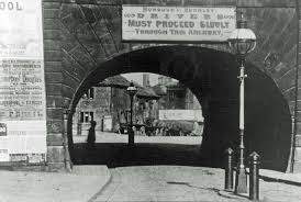 A burnley, invece di utilizzare due serie di chiuse per attraversare la bassa valle di calder , whitworth ha progettato il burnley embankment , un terrapieno lungo 1.350 iarde (1.234 m) e alto fino a 60 piedi (18 m). The Culvert Leeds Liverpool Canal Aqueduct Burnley Civic Trust Heritage Image Collection