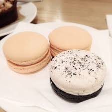 Macaron adalah permen yang terdiri dari dua kue bulat, pipih, berbasis tepung almond. Cara Membuat Macaroon Vanilla Oreo