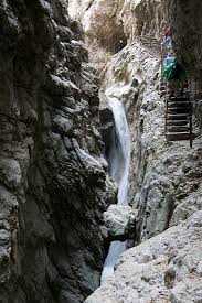 Mal geht es direkt am wasser entlang, mal blickst du fast aus der vogelperspektive von oben auf den grünen und türkisfarbenen see. Hollentalklamm