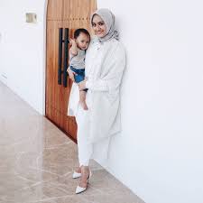 Foto cewek2 cantik lucu berhijab anak remaja smp kartun / kartun muslimah … written by hendry beeposent wednesday, 4 august 2021 add comment edit sailing olympics tokyo : 13 Style Elegan Seleb Berhijab Contekan Cewek Bertubuh Mungil