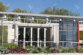 Aussenansicht Eines Modernen Solar Home Mit Pv Paneele Auf Dem Dach Und Einem Solar Warmwasser Heizung Auf Der Rechten Seite Vorder Garten Ist Ein Grauwasser Recovery System Lizenzfreie Fotos Bilder Und Stock Fotografie Image 11379596