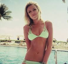 Wayne gretzky talked to golf.com about how he picked up the game as a teenager, why he doesn't bring his competitiveness to the golf course and the time he drained a birdie on no. Wayne Gretzky S Daughter Paulina Confirms Romance With Golfer Dustin Johnson Daily Mail Online