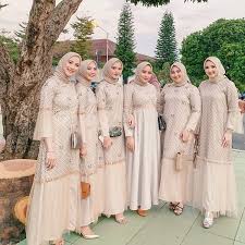 Fashionable stylis akan memberikan sekumpulan model baju dress pendek untuk orang gemuk yang sangat cantik dan juga anggun. Model Kebaya Untuk Orang Gemuk Agar Terlihat Langsing Fashionita